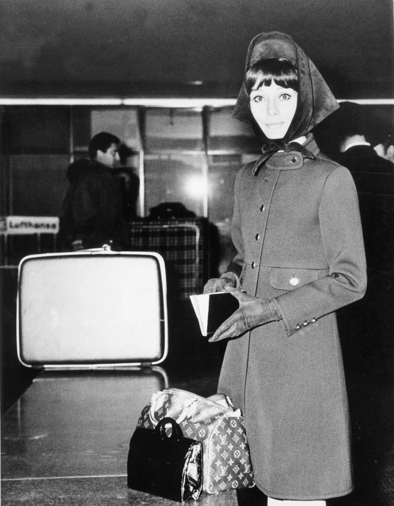 經典的時尚ICON奧黛麗赫本，1965年訂製25公分寬的Speedy，才因而催生這款熱賣超過50年的尺寸