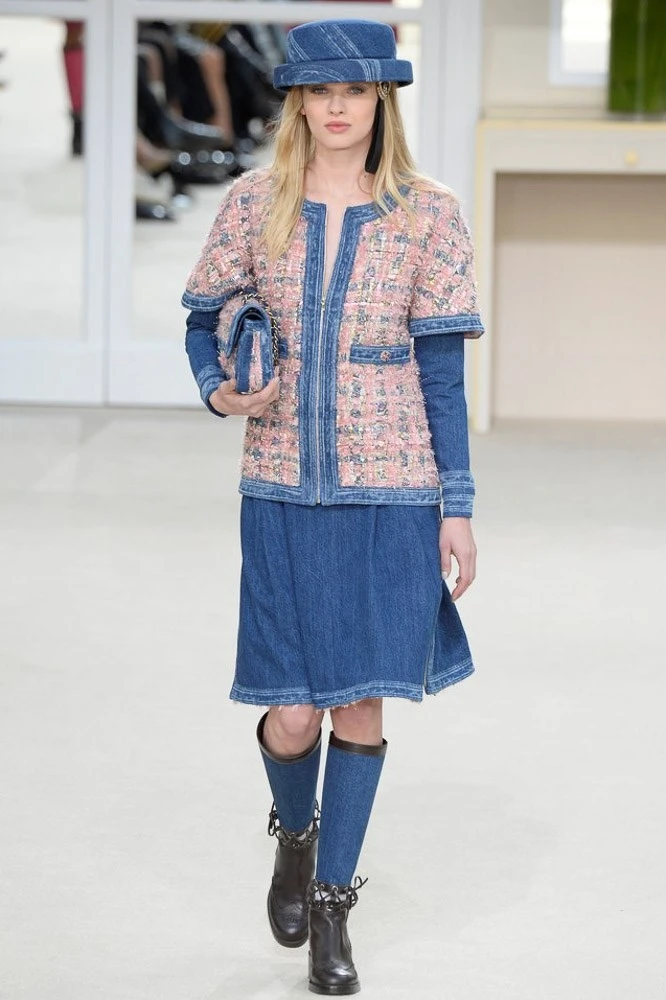 加入丹寧面料，斜紋軟呢在卡爾手中，也能隨興自若走休閒風格。