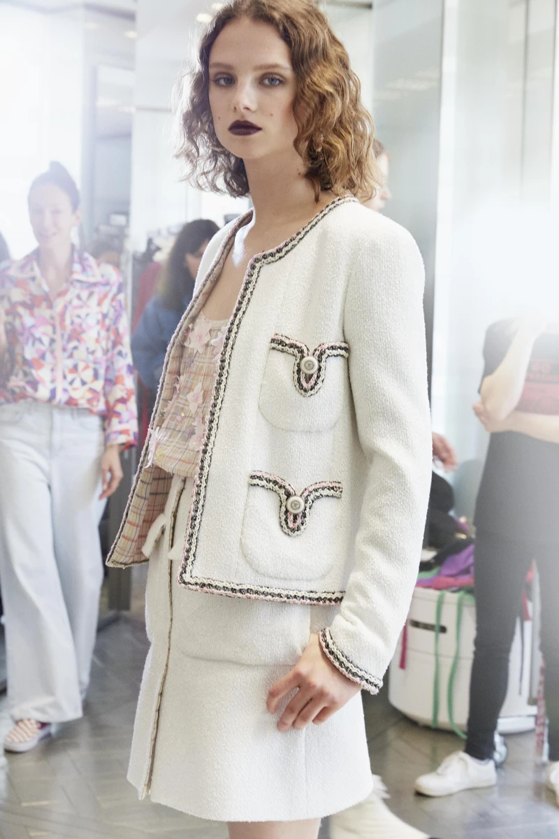 維吉妮·維婭的香奈兒斜紋軟呢外套，在口袋細節上有諸多著墨，放大口袋後，風格變得少女可愛。