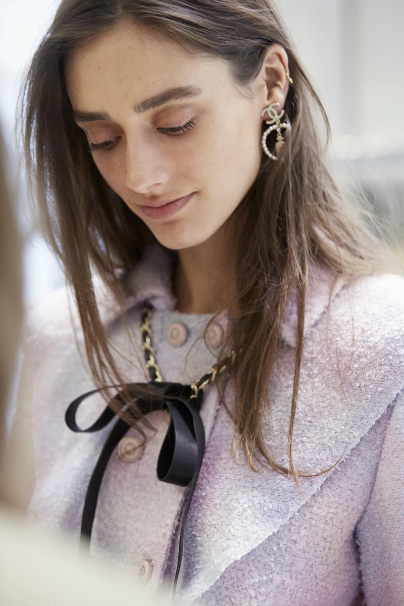 維吉妮·維婭的斜紋軟呢外套，整體而言更加柔美。