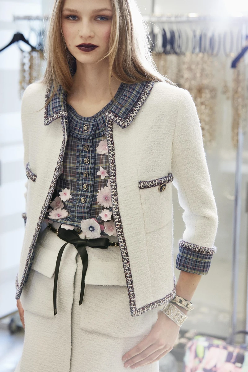 黃銅鍊是維持垂墜度的重要環節。圖為維吉妮·維婭設計款。