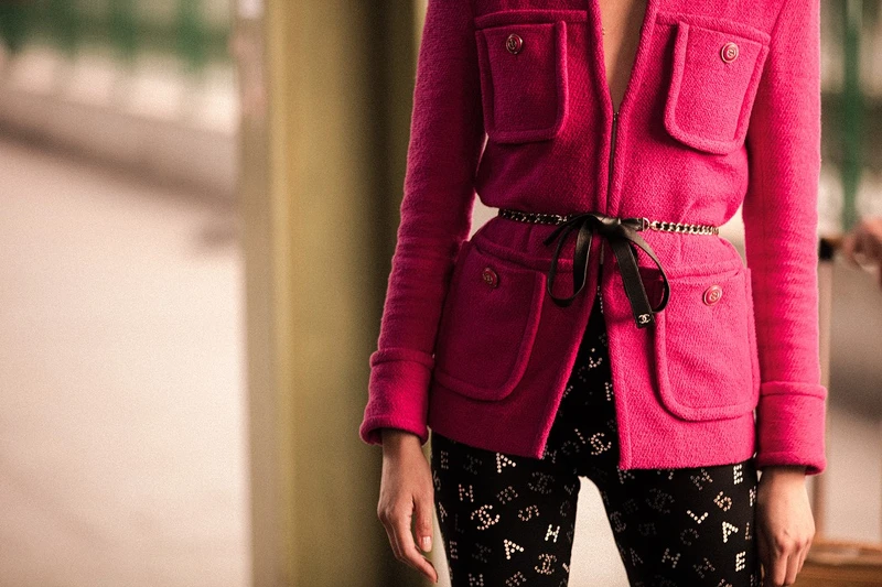 鈕釦向來都是香奈兒設計的重要環節，每每都有驚喜。黃銅鍊是維持垂墜度的重要環節。圖為維吉妮·維婭設計款。