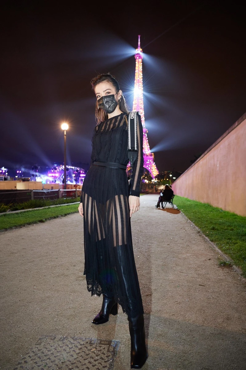 謝金燕戴上蕾絲紋口罩，配禮服也不奇怪。