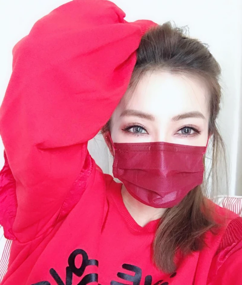 謝金燕用One Tone搭配法，彩色口罩配衣服。