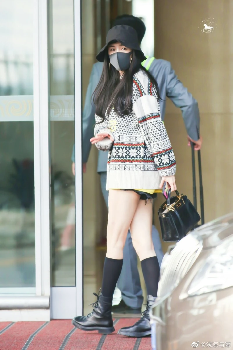 楊冪機場時尚配戴的黑色海綿口罩，對抗武漢肺炎不適合。