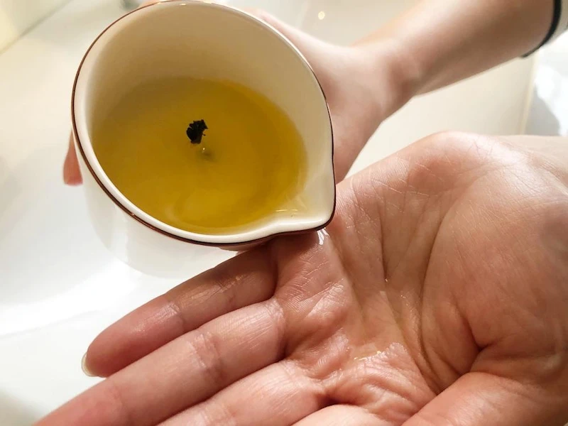 Neom香氛蠟燭可於融化之後用於需要按摩的部位 Neom香氛蠟燭可於融化之後用於需要按摩的部位