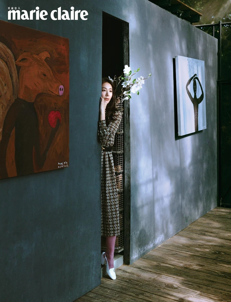 圖紋洋裝、腰帶,Celine;粉紫色長襪、白色低跟鞋,Fendi。 圖紋洋裝、腰帶,Celine;粉紫色長襪、白色低跟鞋,Fendi。