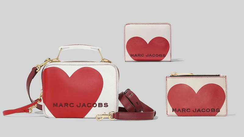 Marc Jacobs 嵌入你心(Heart Intarsia)系列:The Box (23cm) NT18,900 、(20cm)NT15,900 ;零錢包,NT5,290;;短夾,NT6,990。 Marc Jacobs 嵌入你心(Heart Intarsia)系列:The Box (23cm) NT18,900 、(20cm)NT15,900 ;零錢包,NT5,290;;短夾,NT6,990。