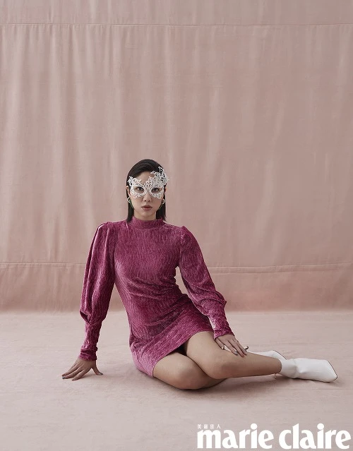 綠色復古耳環、桃紅色連身洋裝、白色皮革靴,all by H&M。 綠色復古耳環、桃紅色連身洋裝、白色皮革靴,all by H&M。