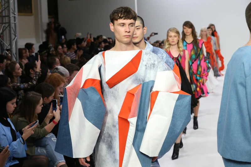 古又文帶領輔大織品系學生到倫敦時裝週進行發表。 古又文帶領輔大織品系學生到倫敦時裝週進行發表。