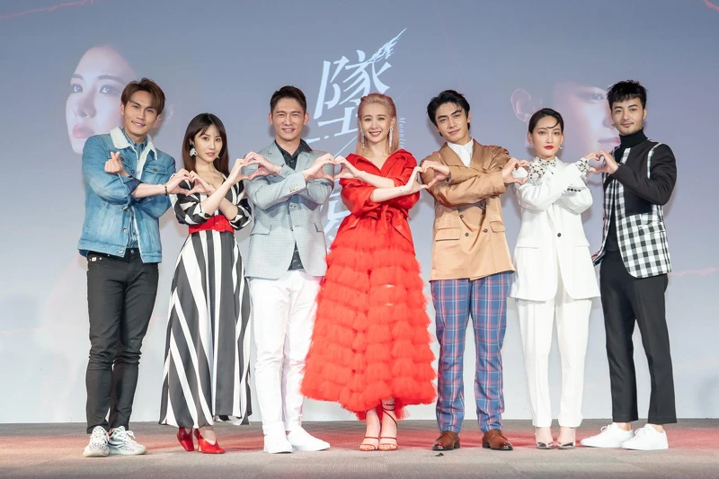 周定緯(左起)、程茉、溫昇豪、安心亞、宋柏緯、林映唯、古斌 周定緯(左起)、程茉、溫昇豪、安心亞、宋柏緯、林映唯、古斌