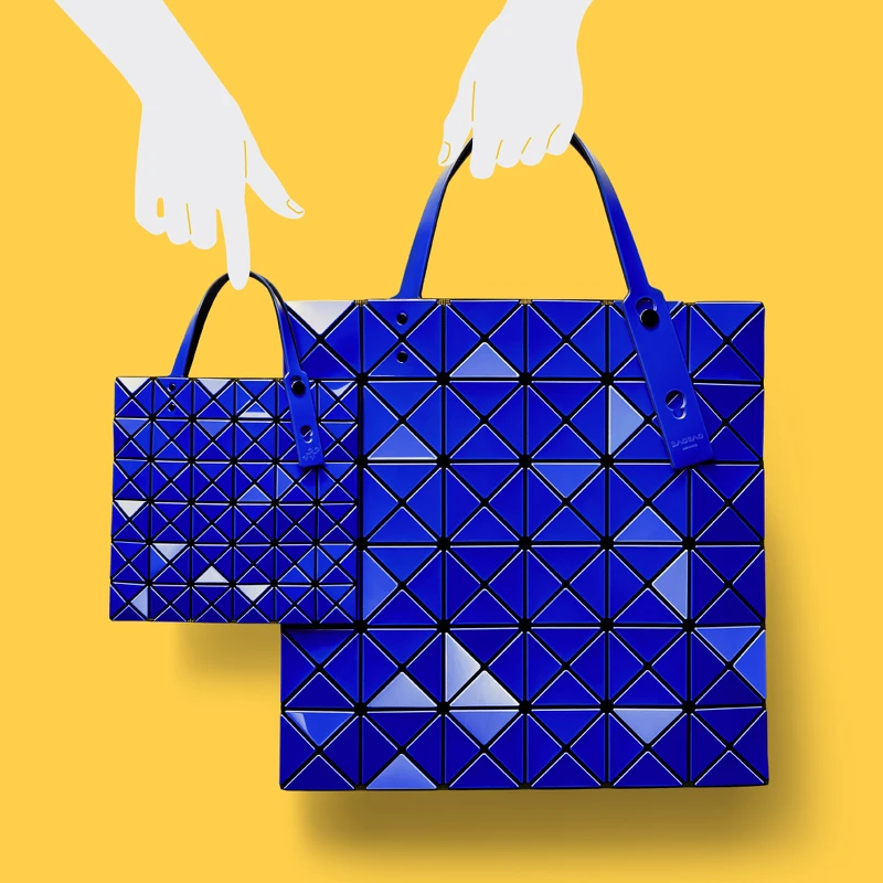  2020透光經典包（大），NT$12,600；2020透光MINI經典包（小）NT$7,200。