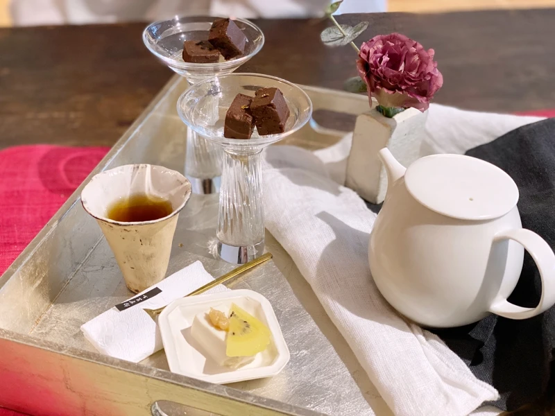 二吉軒豆腐、貝克街黑生巧克力、有機奇異果、東京老店的味增、黑岩鹽、櫻花金箔 二吉軒豆腐、貝克街黑生巧克力、有機奇異果、東京老店的味增、黑岩鹽、櫻花金箔