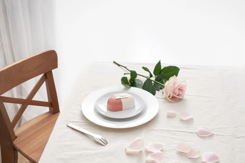 Appearance (外表):荔枝輕慕斯 / 玫瑰覆盆子果凍 / 大馬士革玫瑰蛋糕 / 奶油脆餅。 Appearance (外表):荔枝輕慕斯 / 玫瑰覆盆子果凍 / 大馬士革玫瑰蛋糕 / 奶油脆餅。