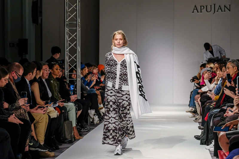 秋冬系列持續推出圍巾與針織技法的運動休閒款式。