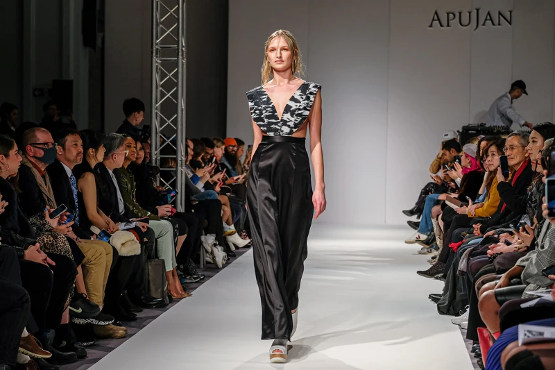 特別開發的半透明緹花布料上面藏有雲朵、翼手龍、齒輪、煙囪的圖案。