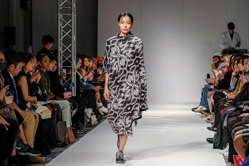 針織斗篷與製造所的齒輪與機器緹花。