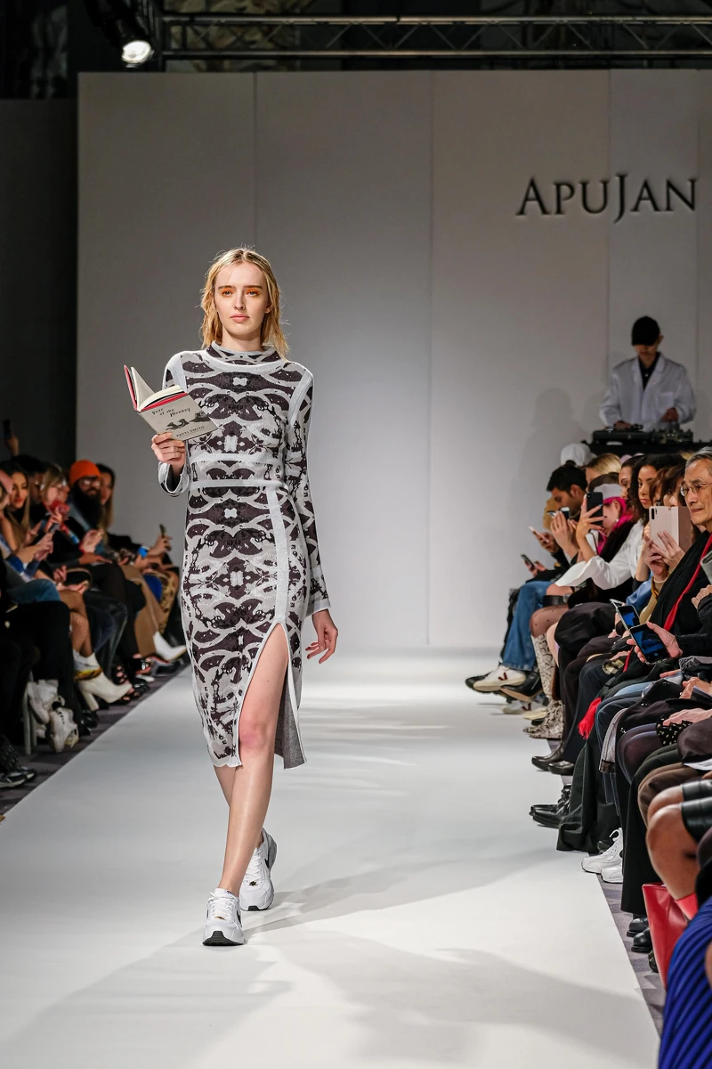 純絲線編織而成的針織洋裝，上面是呼應製造所的齒輪與機械。女模出場時，手上拿著本季推薦書單的書登場，是秀場小彩蛋。