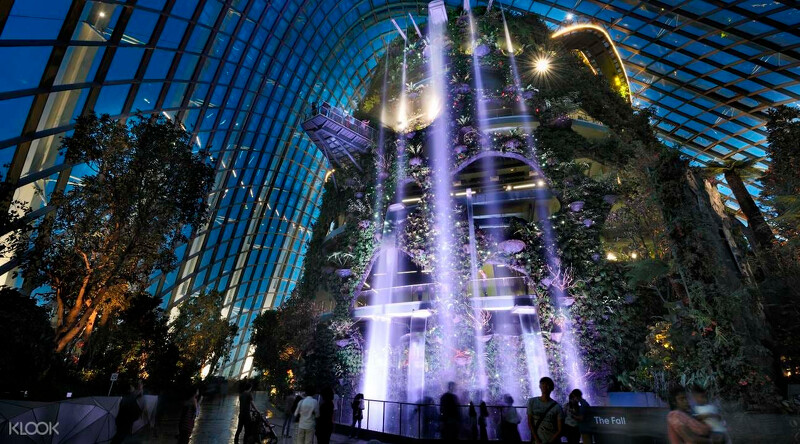 濱海灣花園有世界最高的室內瀑布,高達35米直流而下 濱海灣花園有世界最高的室內瀑布,高達35米直流而下