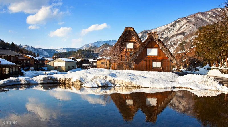 白川鄉合掌村與白雪皚皚倒映水面 白川鄉合掌村與白雪皚皚倒映水面