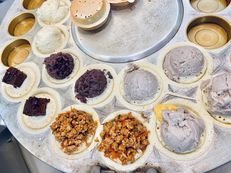 野小孩吃車輪餅配咖啡