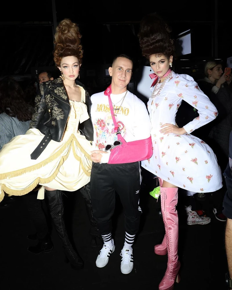 （中）Jeremy Scott秀前摔斷手，也將手臂上的固定帶換成粉紅色，來呼應主題。