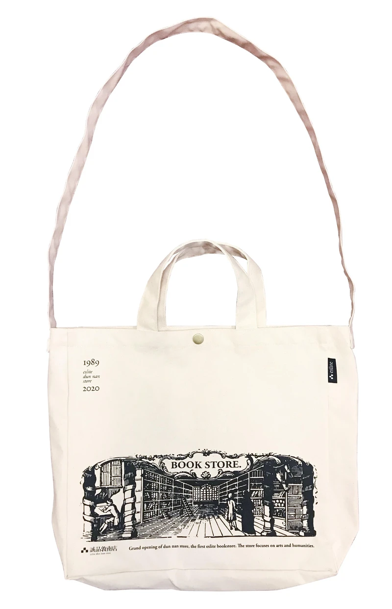 依著誠品1989年創立當年「外文藝術書店英文版文宣」主視覺所設計的「誠品典藏敦南帆布袋」,推薦價680元 。 依著誠品1989年創立當年「外文藝術書店英文版文宣」主視覺所設計的「誠品典藏敦南帆布袋」,推薦價680元 。