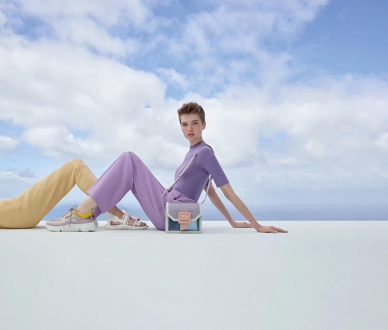 (左起)果凍拼接厚底球鞋(NT$1,990)、運動風休閒涼鞋(NT$1,890)、果凍翻蓋斜背包(NT$1,890)。 (左起)果凍拼接厚底球鞋(NT$1,990)、運動風休閒涼鞋(NT$1,890)、果凍翻蓋斜背包(NT$1,890)。