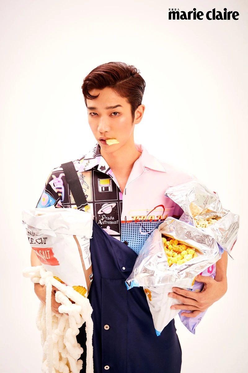 印花短袖襯衫，Prada；吊帶工作褲，Loewe。