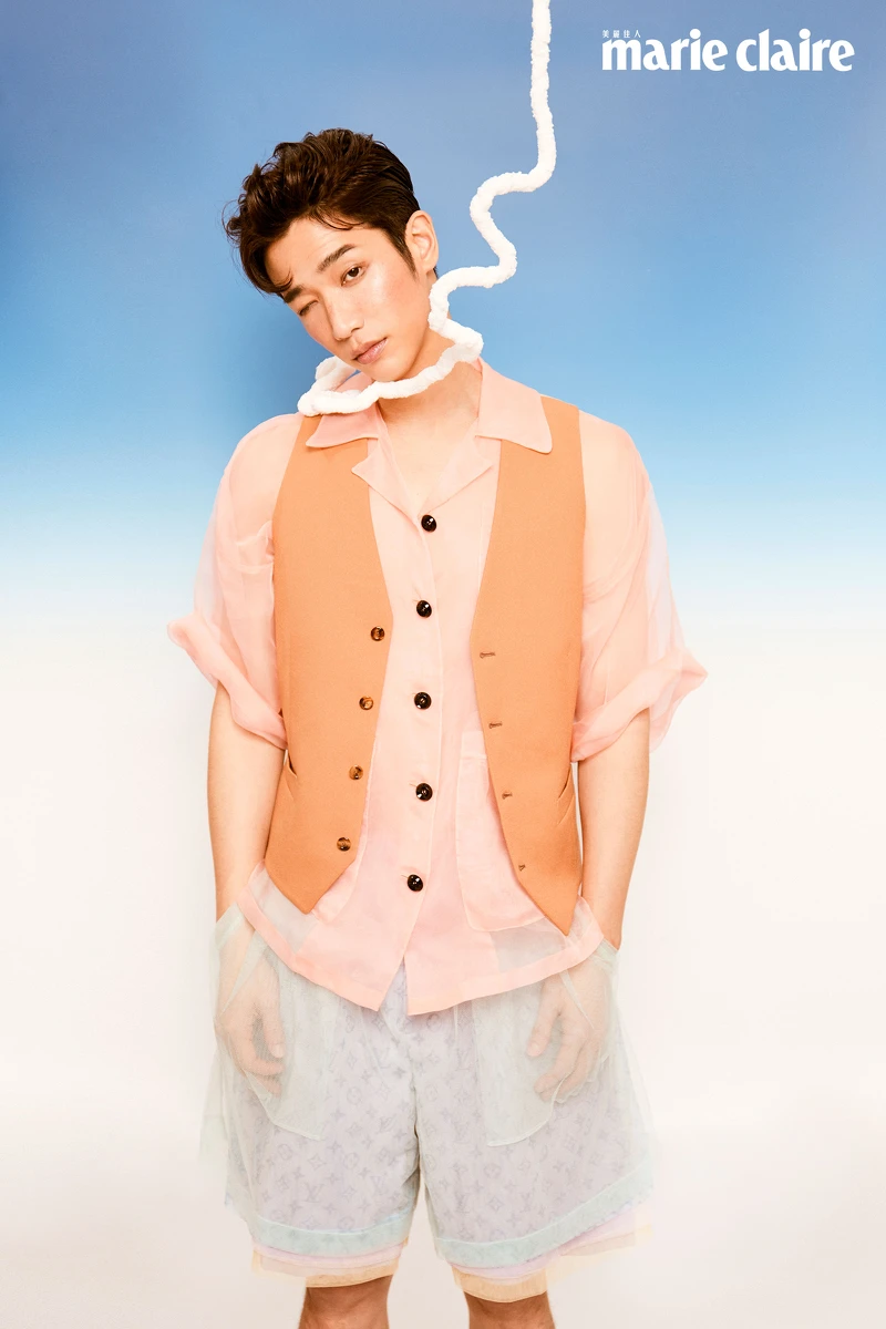 粉色透膚襯衫、焦糖色西裝背心，both by Gucci；雙層網紗粉彩漸層短褲，Louis Vuitton。