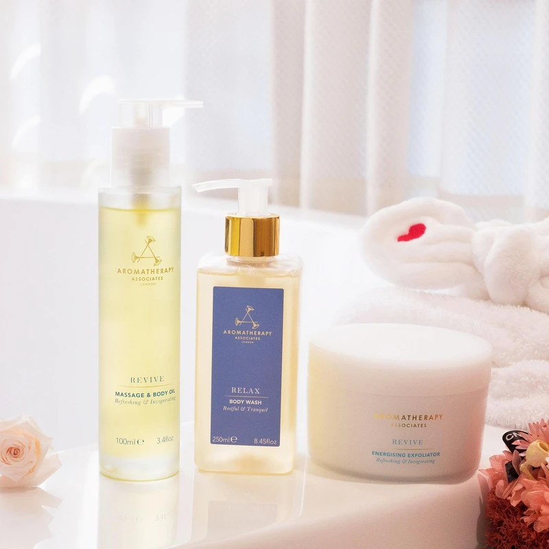 AROMATHERAPY ASSOCIATES「明煥按摩潤膚油」、「舒緩沐浴露」、「明煥亮膚磨砂霜」。