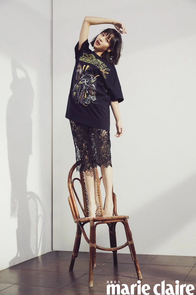 刺繡 T-Shirt、蕾絲過膝裙,both by Shiatzy Chen。 刺繡 T-Shirt、蕾絲過膝裙,both by Shiatzy Chen。