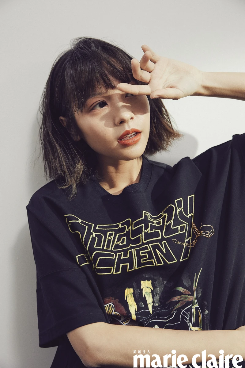 刺繡 T-Shirt、蕾絲過膝裙,both by Shiatzy Chen。 刺繡 T-Shirt、蕾絲過膝裙,both by Shiatzy Chen。