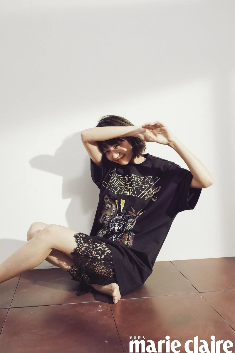 刺繡 T-Shirt、蕾絲過膝裙,both by Shiatzy Chen。 刺繡 T-Shirt、蕾絲過膝裙,both by Shiatzy Chen。