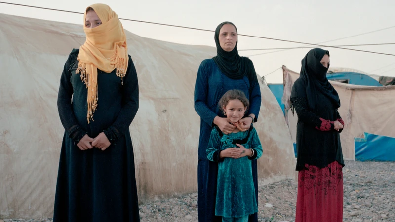 莎娜(中)和大女兒羅樂(右)以及小女兒沙彌雅(站在莎娜前)同住。二女兒拉嘉特(左)在齋戒月的第一天前來莎娜的帳篷,準備一起食用禁食後的開齋飯。 莎娜(中)和大女兒羅樂(右)以及小女兒沙彌雅(站在莎娜前)同住。二女兒拉嘉特(左)在齋戒月的第一天前來莎娜的帳篷,準備一起食用禁食後的開齋飯。