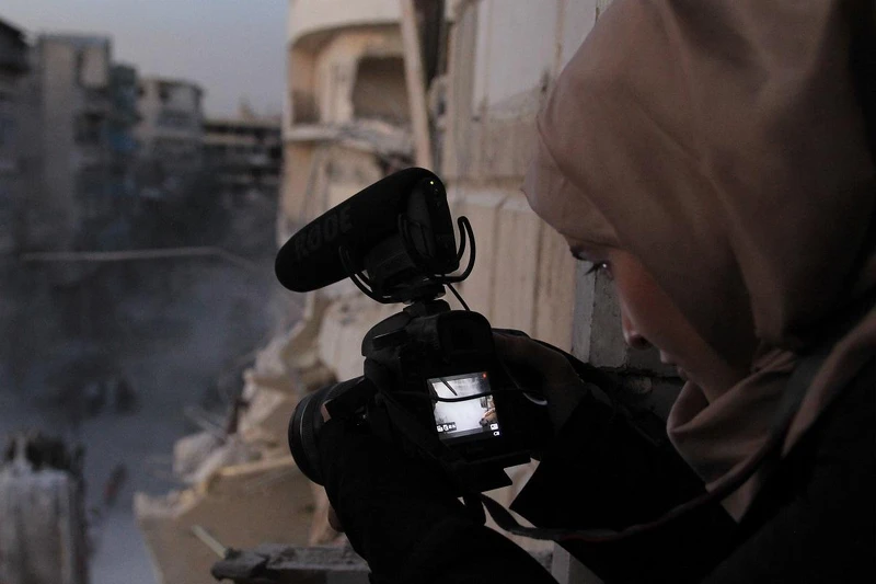 瓦黛冒著生命危險持續不懈地記錄著 瓦黛冒著生命危險持續不懈地記錄著