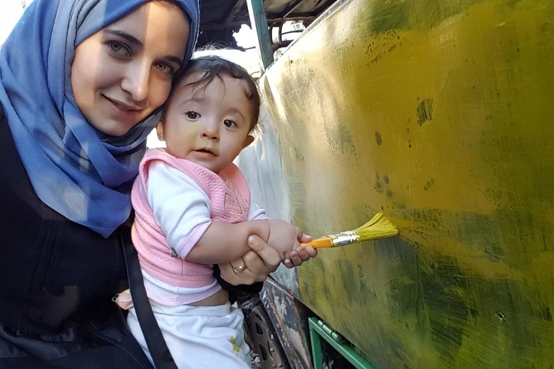 讓孩子們玩樂的彩繪公車活動。即便再艱難,大人們還是設法讓阿勒坡的孩子們上學。 讓孩子們玩樂的彩繪公車活動。即便再艱難,大人們還是設法讓阿勒坡的孩子們上學。