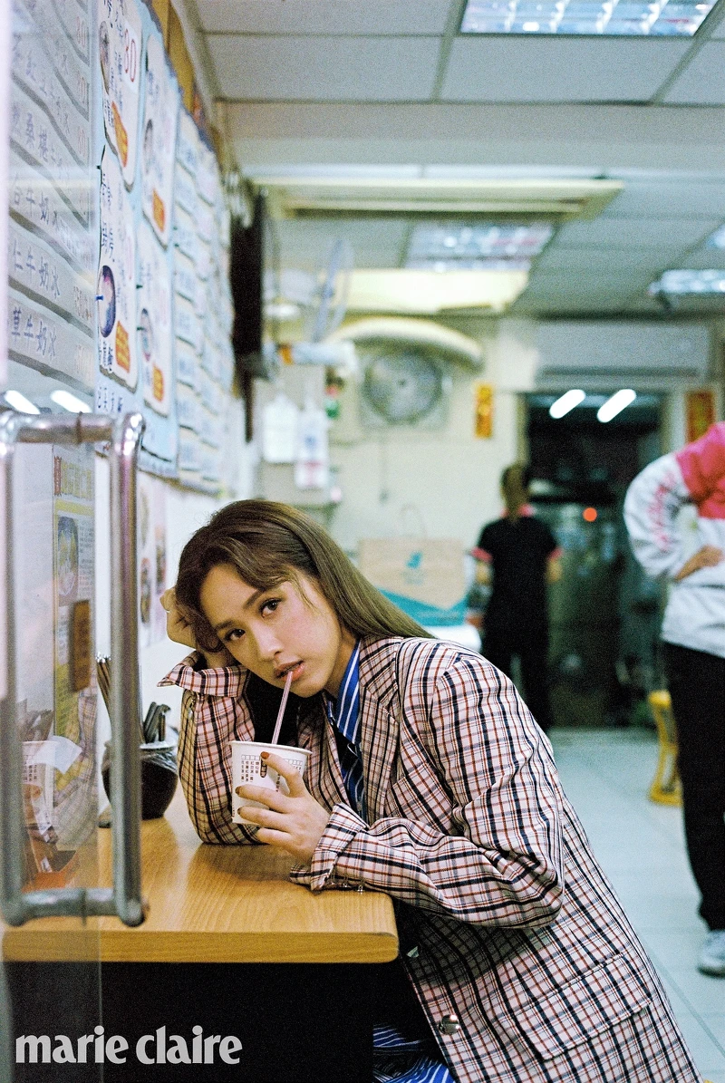 格紋西裝外套、條紋收腰襯衫、條紋短褲、粉色針織襪,all by Prada。 格紋西裝外套、條紋收腰襯衫、條紋短褲、粉色針織襪,all by Prada。