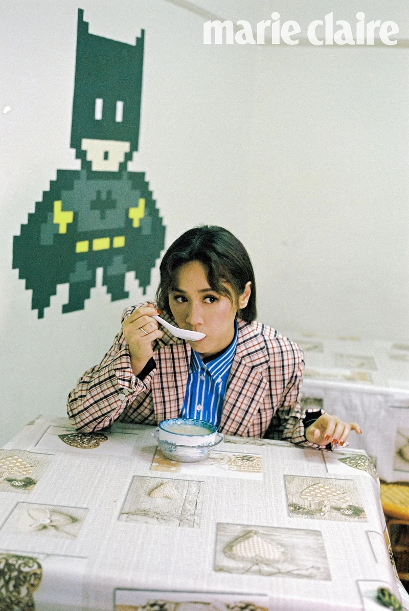 格紋西裝外套、條紋收腰襯衫、條紋短褲、粉色針織襪,all by Prada。 格紋西裝外套、條紋收腰襯衫、條紋短褲、粉色針織襪,all by Prada。