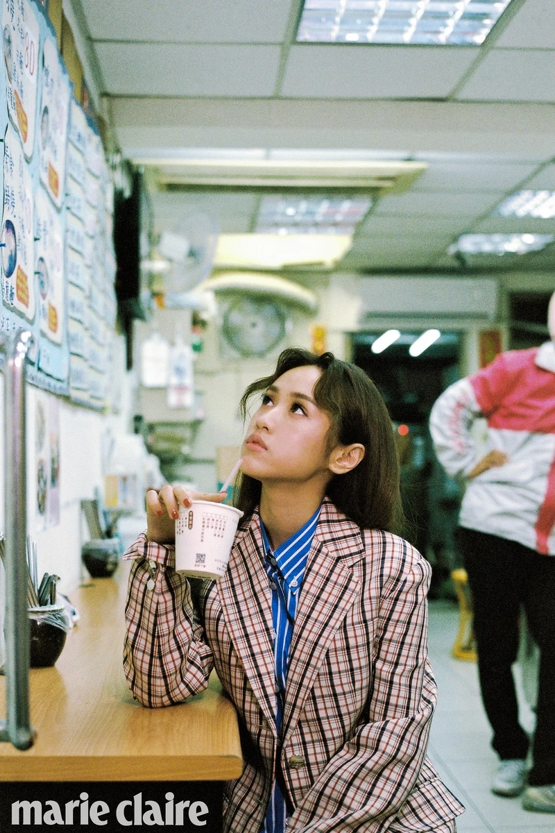 格紋西裝外套、條紋收腰襯衫、條紋短褲、粉色針織襪,all by Prada。 格紋西裝外套、條紋收腰襯衫、條紋短褲、粉色針織襪,all by Prada。