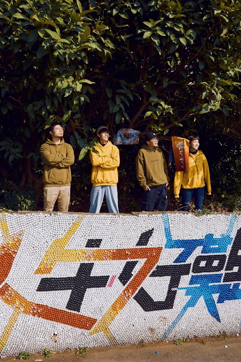 十萬瓶蓋牆上的「人生好難,但很好玩」可說是SALU的核心精神。 十萬瓶蓋牆上的「人生好難,但很好玩」可說是SALU的核心精神。