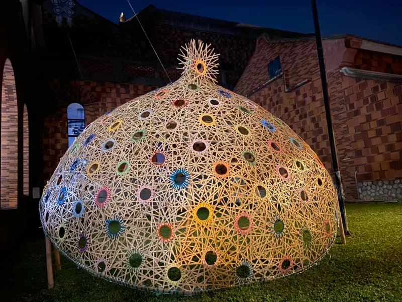 2020年的草草市集，金紅和移工朋友創作出巨型越南斗笠