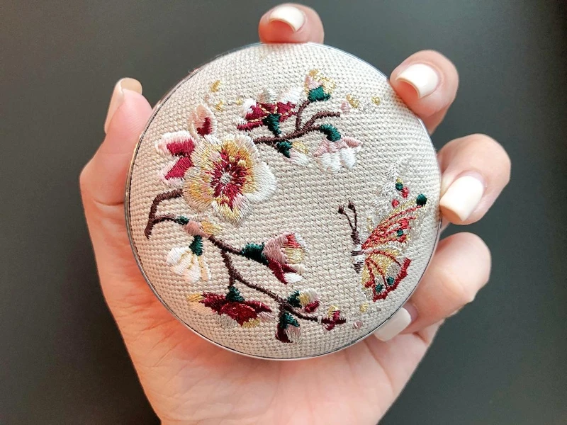 滋晶雪瀅氣墊粉霜(銀藍金邊) 滋晶雪瀅氣墊粉霜(銀藍金邊)