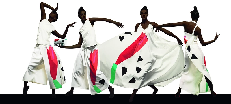 左1&2：一光針織平口無袖上衣，NT9,800、花語下身不對稱低檔大寬褲，NT21,800、花語平展包，NT16,800。右2：花語琴褶吊帶無袖洋裝，NT45,800。右1：花語露肩洋裝，NT25,300。