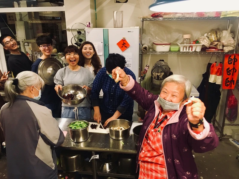 石頭湯計畫邀請大姐一起做菜／人生百味提供。