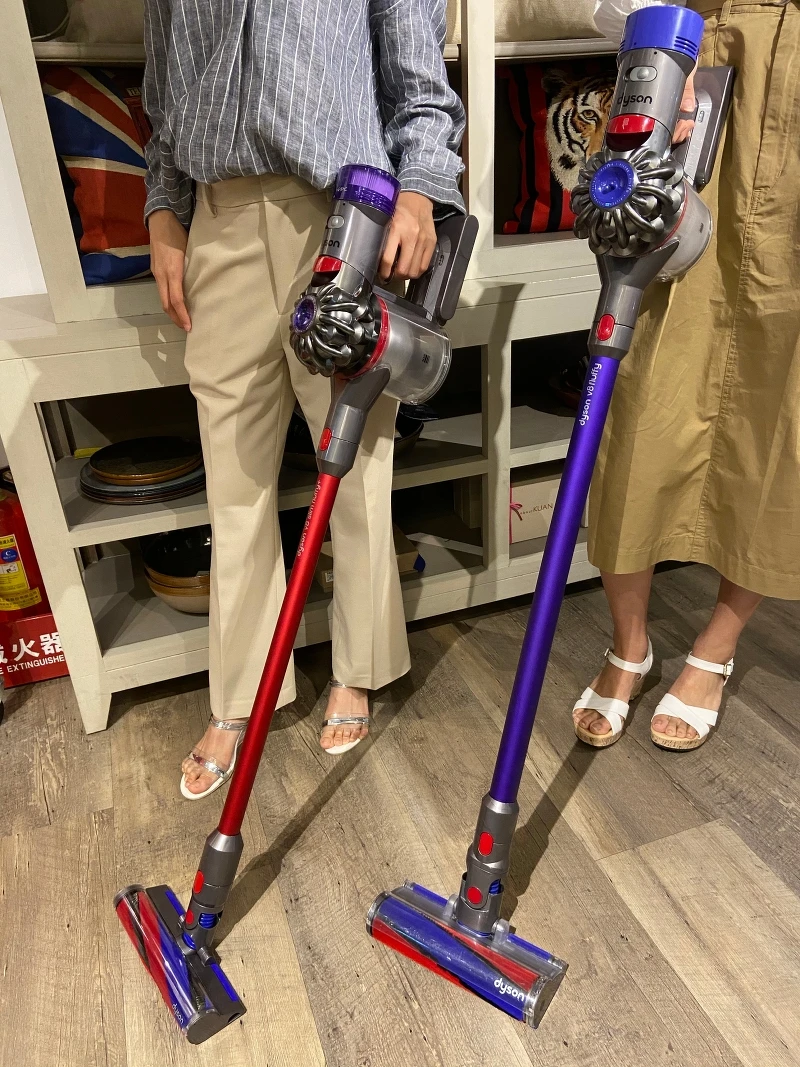 右邊為上一代Dyson V8 Fluffy 右邊為上一代Dyson V8 Fluffy