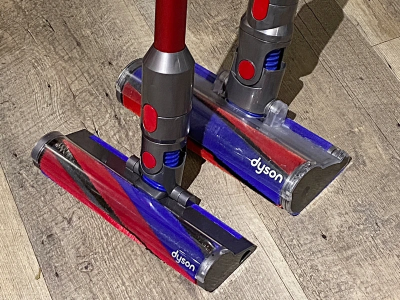 右邊為上一代Dyson V8 Fluffy 右邊為上一代Dyson V8 Fluffy