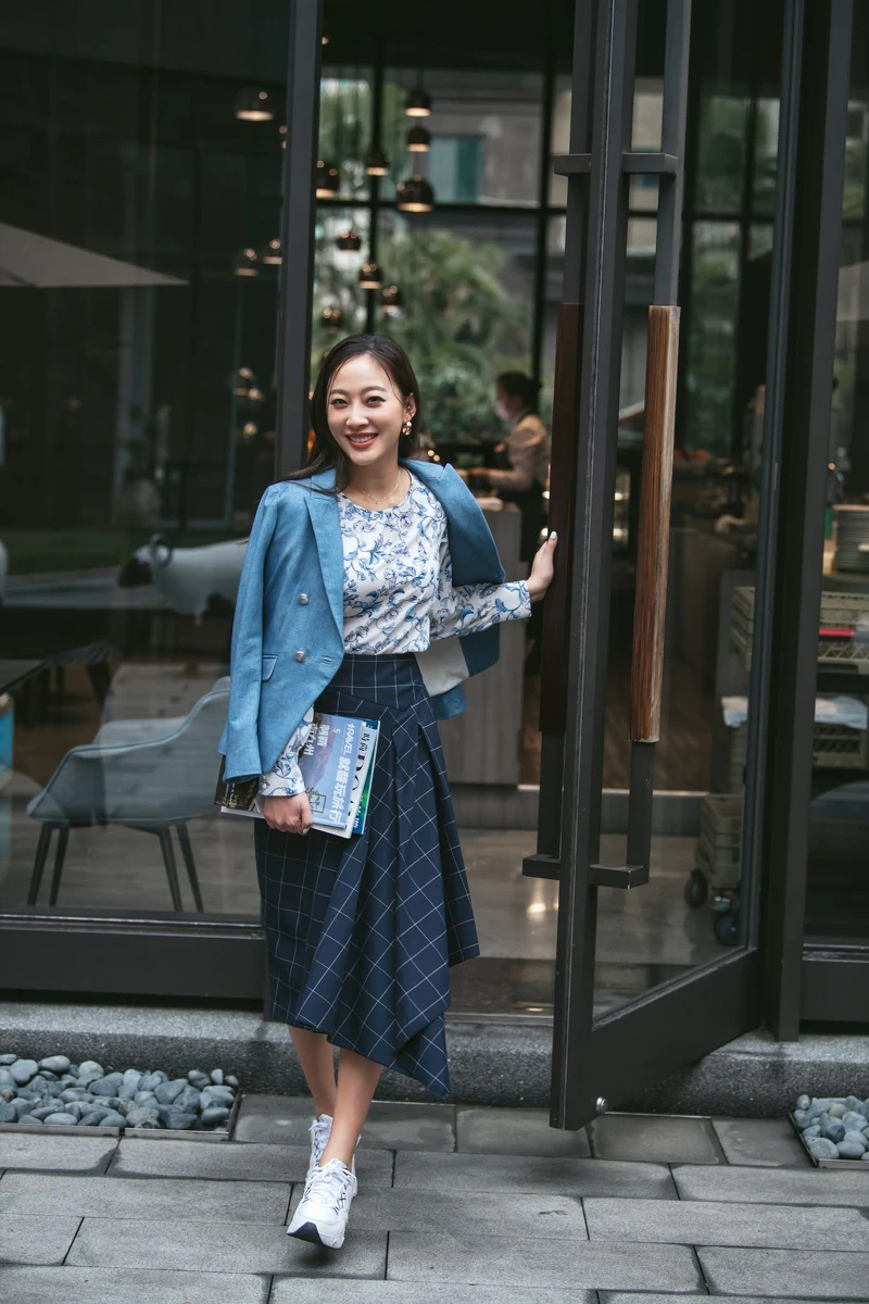 鈴蘭花印花襯衫 $8,600、棋盤格帕角式鉛筆裙 $9,900 、 丹寧效果西裝外套 $18,900 鈴蘭花印花襯衫 $8,600、棋盤格帕角式鉛筆裙 $9,900 、 丹寧效果西裝外套 $18,900