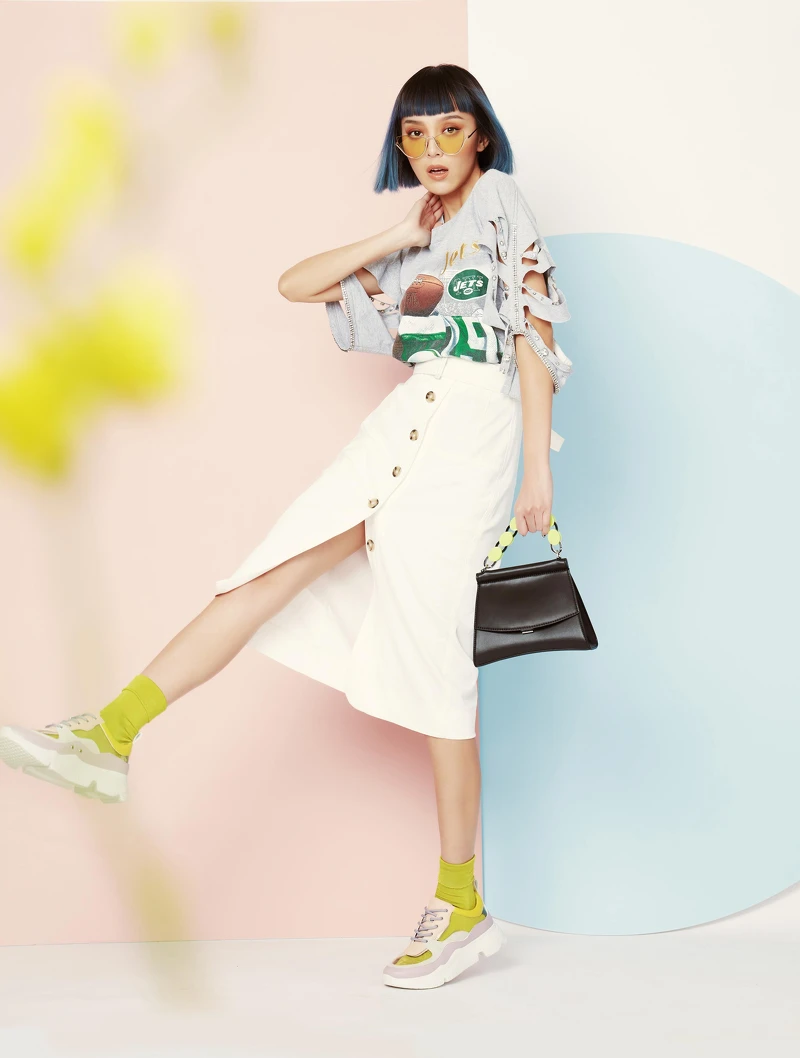 壓克力鍊條掀蓋包，NT2,290、果凍拼接厚底球鞋，NT1,990、金屬框半圓墨鏡 ，NT1,590；All By CHARLES & KEITH；印花解構上衣圖案衛衣，DRY CLEAN ONLY（onefifteen），價格店洽；白色鉛筆裙，Sportmax，價格店洽。