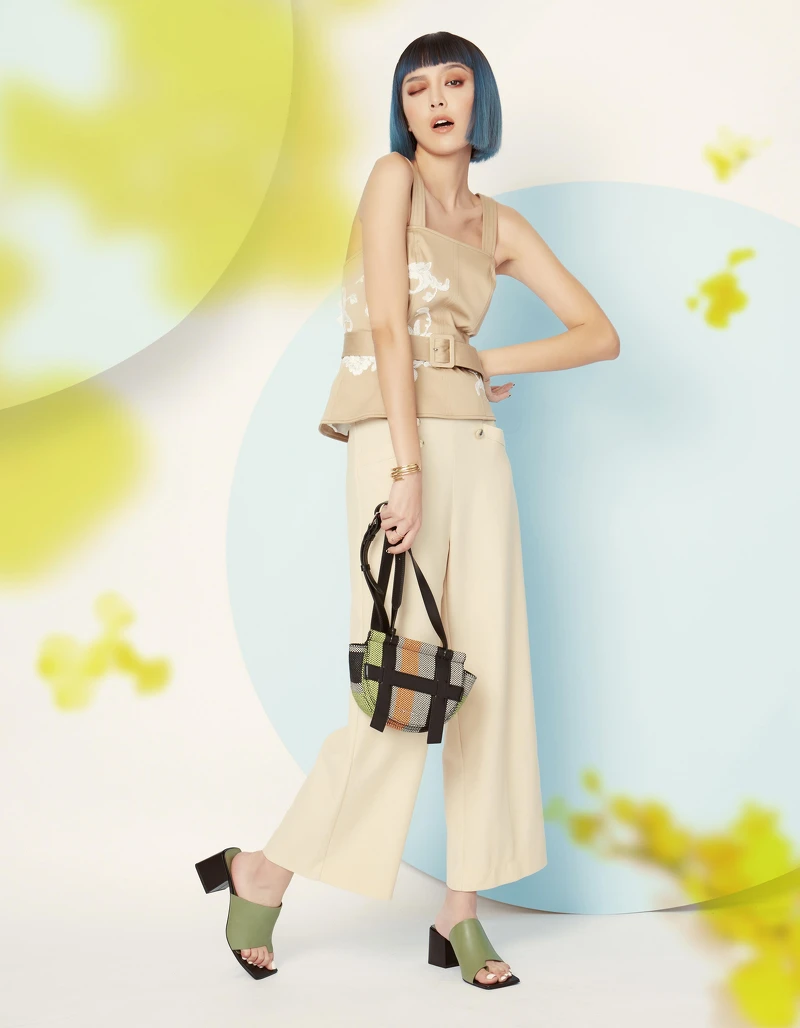 格狀小型斜背包NT1,990、方頭夾腳粗跟涼鞋，NT1,690、金屬多層次造型手環，NT990、幾何戒指，NT490；All By CHARLES & KEITH；米色刺繡圖紋背心，ALEXIE（onefifteen），價格店洽；駝色九分褲，Marella，價格店洽。